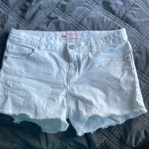 Mid/ low waist Levis shorts  - Vita, aldrig använda, lite stora i storlek men passar ändå S