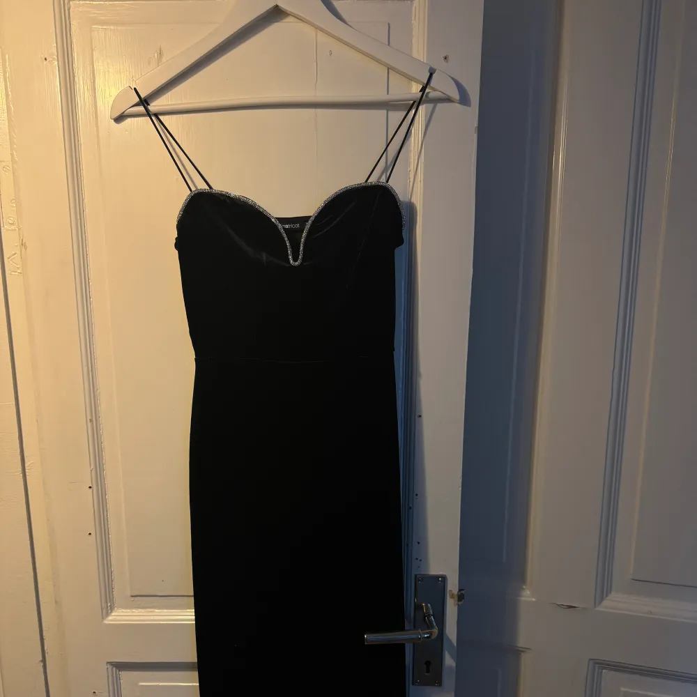 Festlig klänning från GinaTricot. Använd vid 1 tillfälle så skicket är som nytt🩷. Klänningar.
