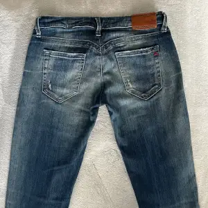 Supersnygga lågmidjade replay jeans, inte bootcut men inte helt skinny, lite mer rak fit❤️‍🔥 finns vissa ”utstretchningar” på låren (därav pris) men de syns inte på😊