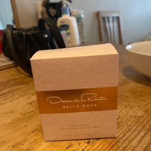 Parfym oscar de la renta - Bella rosa - Fick i present men det var fel parfym, inget kvitto. Oanvänd och oöppnad 