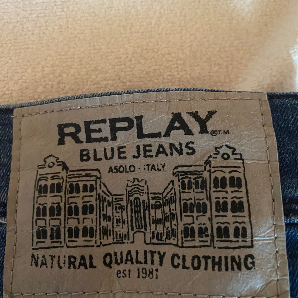 Ett år riktigt feta replay anbass jeans (slim fot) . Sitter rikigt bra och sköna. Dom är 34W 30L. Dessa jeansen sitter bra samt är väldigt trendiga! Dom är nästintill oanvända och inga som helst märkvärdiga  skador finns!🤩✅. Jeans & Byxor.