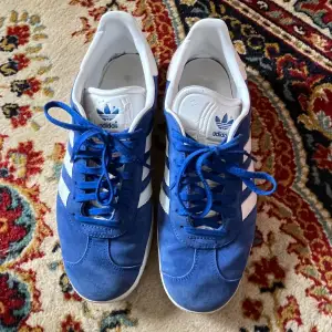 Blåa trendiga adidas gazelle sneakers i storlek 41 och en tredjedel 💙
