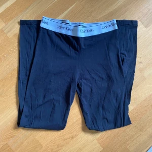 Calvin Klein byxor - Svarta byxor från Calvin Klein i storlek s. Sitter mid/low och är långa. Jätteskönt material, inga hål eller fläckar. Nypris 600, säljer för 130.