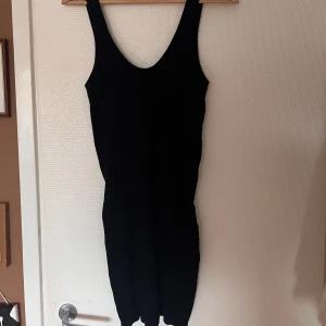 Svart ribbad klänning - Svart ribbad klänning från Bershka 💓Använd 1 gång. Stl L men väldigt stretchig. Går till strax innan knänen på mig som är 174 cm. Sitter tight men är i mjukt och bekvämt material. Uringning vid ryggen.