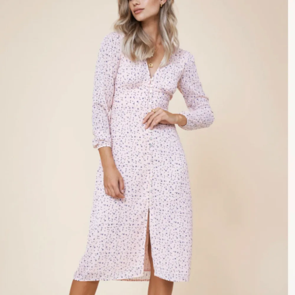 Oanvänd klänning från Adoore i modellen Paris färgen Light Pink. Nypris 1495kr. Lappen är fortfarande på! Säljes då den är för liten! Första bilderna är lånade, sista egen. 💐. Klänningar.