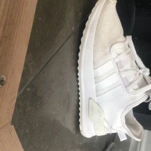 Adidas sneaker - Bra skick sparsamt använd väldigt mjuk modell