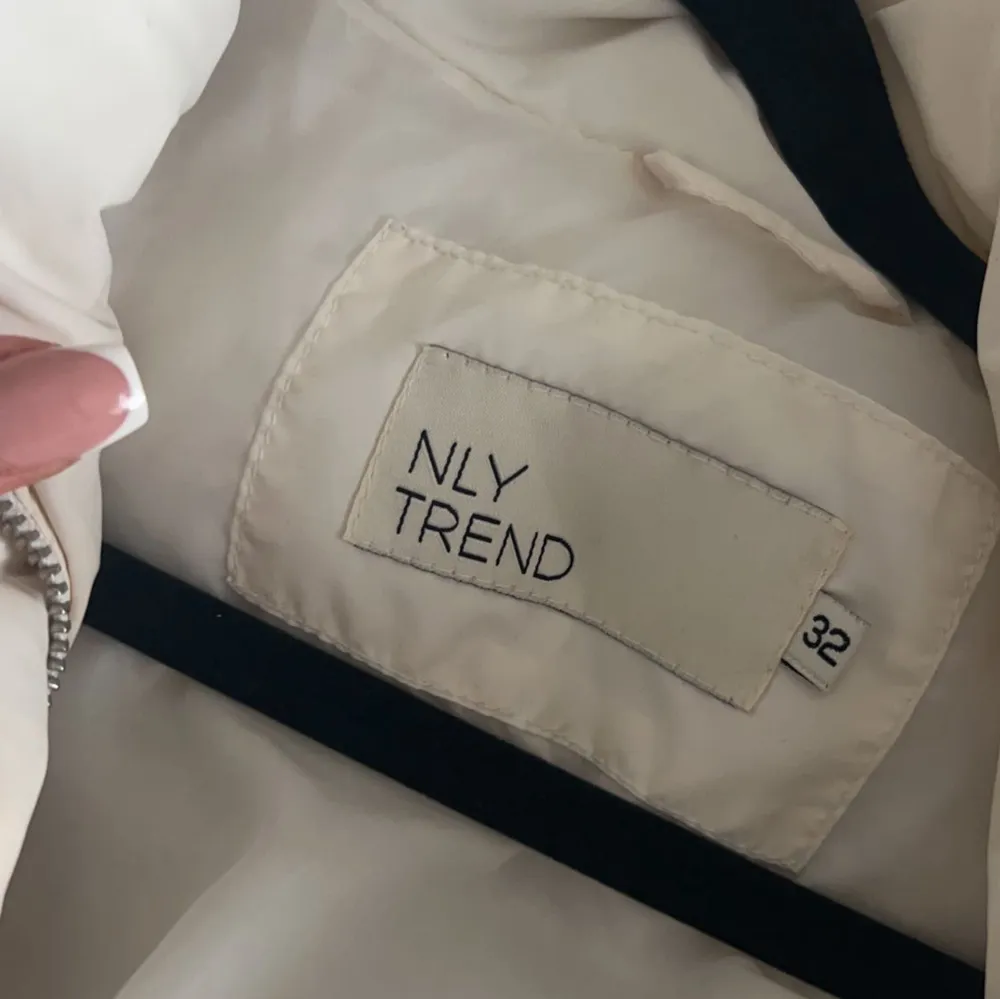 Säljer denna fina pufferjackan som är köpt från Nellys hemsida 🤍 Super skön och bekväm jacka. Jackor.