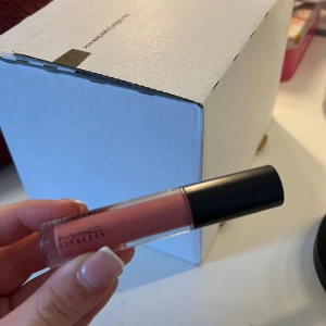 Mac läppglans  - Bara testad, färgen avalanche of kisses. 