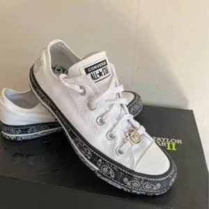 Converse st 35 - Säljer dessa söta limiter edition converse skorna eftersom de är för små💞 St 35 Använda i ett tillfälle så de är i ett bra skick💕