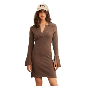 Adoore klänning  - Säljer min så fina stickade Adoore klänning i den snyggaste bruna färgen. Modellen är ”Day-to-night Dress”. Använd 3 gånger och nytvättad därav något nopprig men det går enkelt att få med noppborttagare. Nypris 1495 men slutsåld hos Adoore