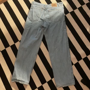 Sweet skateboards byxor  - Jag säljer mina sweet skateboards jeans för att jag har växt ur dem. Helt perfekt skick förutom lite slitage längst ned på benet. Pris kan diskuteras 