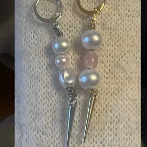 As snygga örhängen  - Säljer detta as snygga örhänge ❤️  Finns i guld och silver 🩶⭐️  85kr st 135kr par  Frakt 25kr ❤️