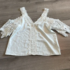 blus - en vit sommar blus som jag köpte på shein för ett tag sedan men den var alldeles för stor för mig.