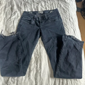 Ltb jeans - Säljer dessa svarta/mörkblåa jeansen från Ltb💖midjan är väldigt låg och storleken är 26/30 men har spretat upp längst ner så innerbenslängden är 76 cm💖
