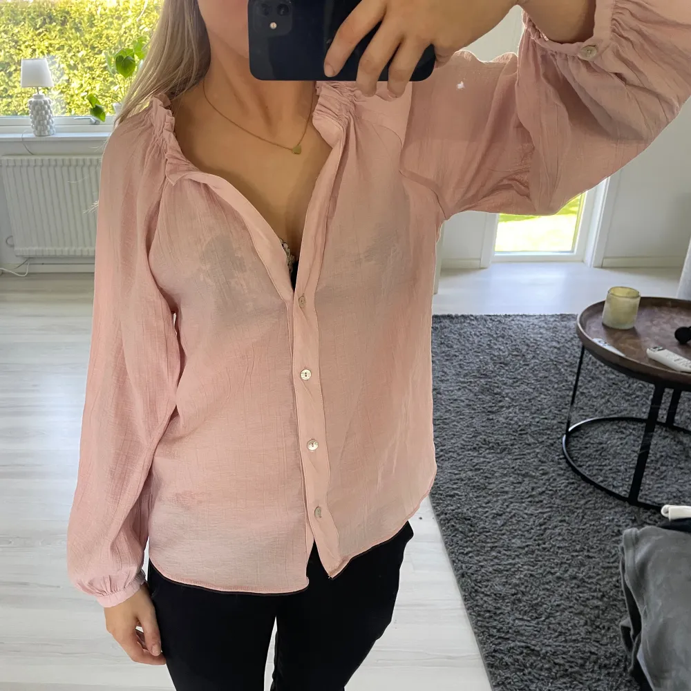 Jätte sör rosa blus från zara som köptes i sommras! Den är aldrig använd, men är lite för urringad för mig därför jag säljer! 💞☺️ Hör av dig vid intresse eller mer information/bilder 💞💞 Jätte söt annars och bra i storlek!. Blusar.