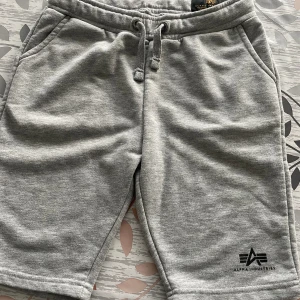 Alpha Industries shorts  - Gråa Alpha Industries shorts som passar 14yrs 