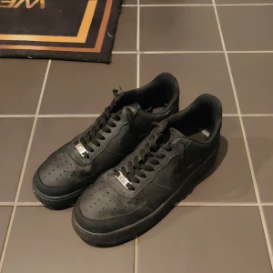Nike air force  - Nike air force 1 har använts mycket den är lite smutsig men går och ta bort pris kan diskuteras!!
