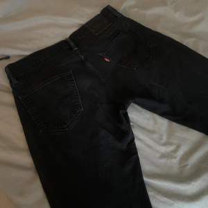 Levis jeans herrmodell. Modell 504, straight fit. Storlek 32x30. (W32, L30). Helt svarta, i väldigt bra skick. 