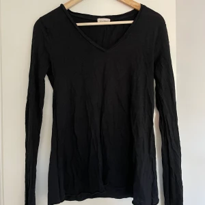 Svart långärmad i viskos  - Använd men i fint skick, ej struken därav skrynklig. Storlek S/M. Passar mig som är 175 cm lång. Nypris: 550:-