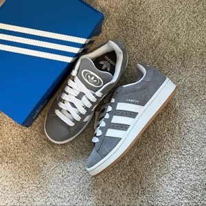 Adidas campus 00’s grey  - Hej säljer nu helt nya adias campus 00,s grey, bara att höra av er om ni har några funderingar eller liknade😊