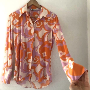 set Zara skjorta - Skjorta och byxa från Zara i nyskick! Byxan har tom lappen kvar.  Storlek på skjortan är M och på byxan är det XS, men det är stretchiga material och passar bra på mig som ofta har S❤️ skriv vid frågor! 