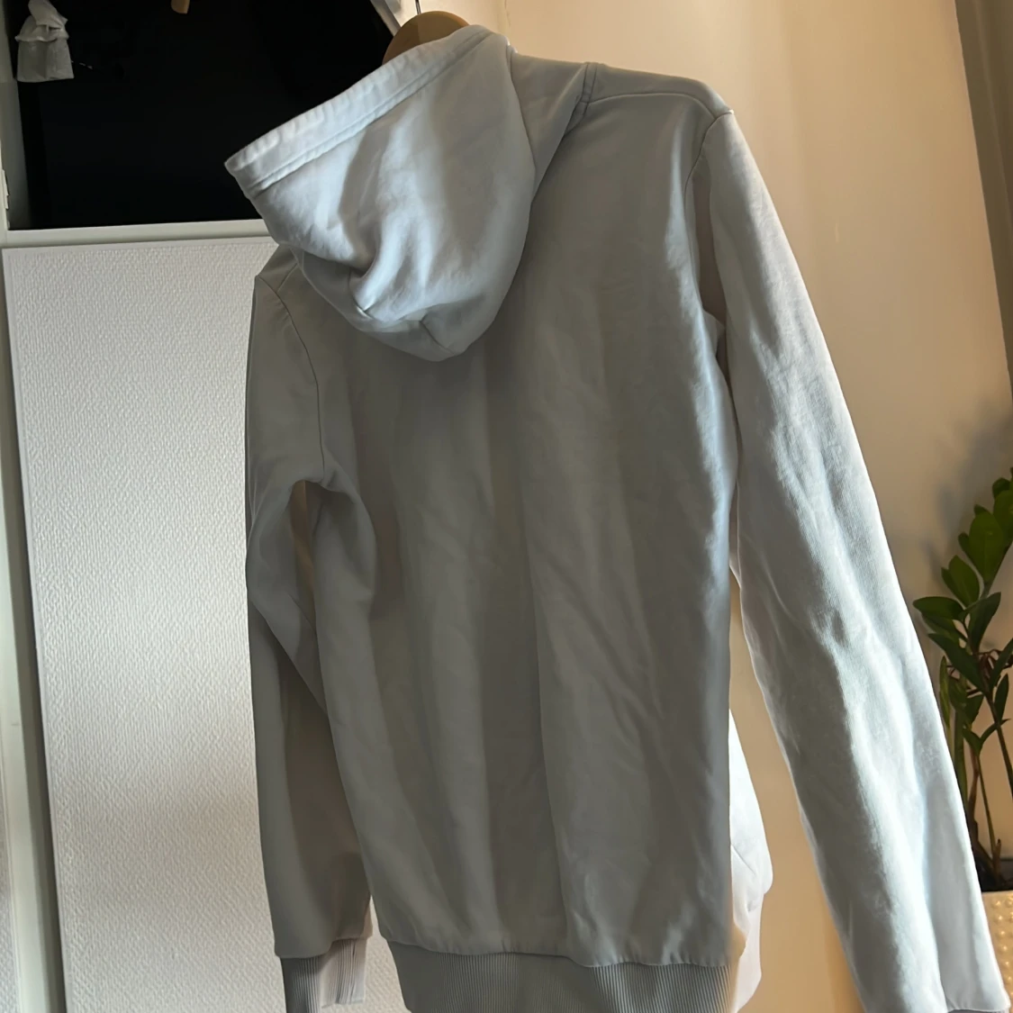 En vit peak performance hoodie  - 90