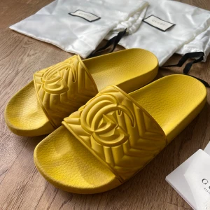 Gucci tofflor - Säljer dessa gula Gucci tofflor i stl 40😻 väldigt unika, då färgen inte går att få tag på längre, köpta på NK i göteborg🧸 2 dustbags, låda och äktighetsbevis får man med! 