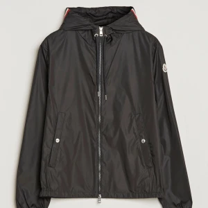 MONCLER WINDBREAKER - En MONCLER windbreaker i storlek 2 som motsvarar en M. Jackan är använd men inga som helst tyd på användning eller defekter. 