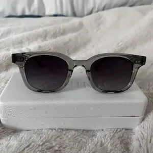 Tja! Säljer nu dessa as snygga Chimi 02 Grey. Solglasögonen är i ny skick, allt og finns, vissas på bilderna (kvitto finns även). Köpta för 1250 och säljs nu för endast 800 kr! Vid fler frågor eller funderingar är de bara att höra av sig!🤝