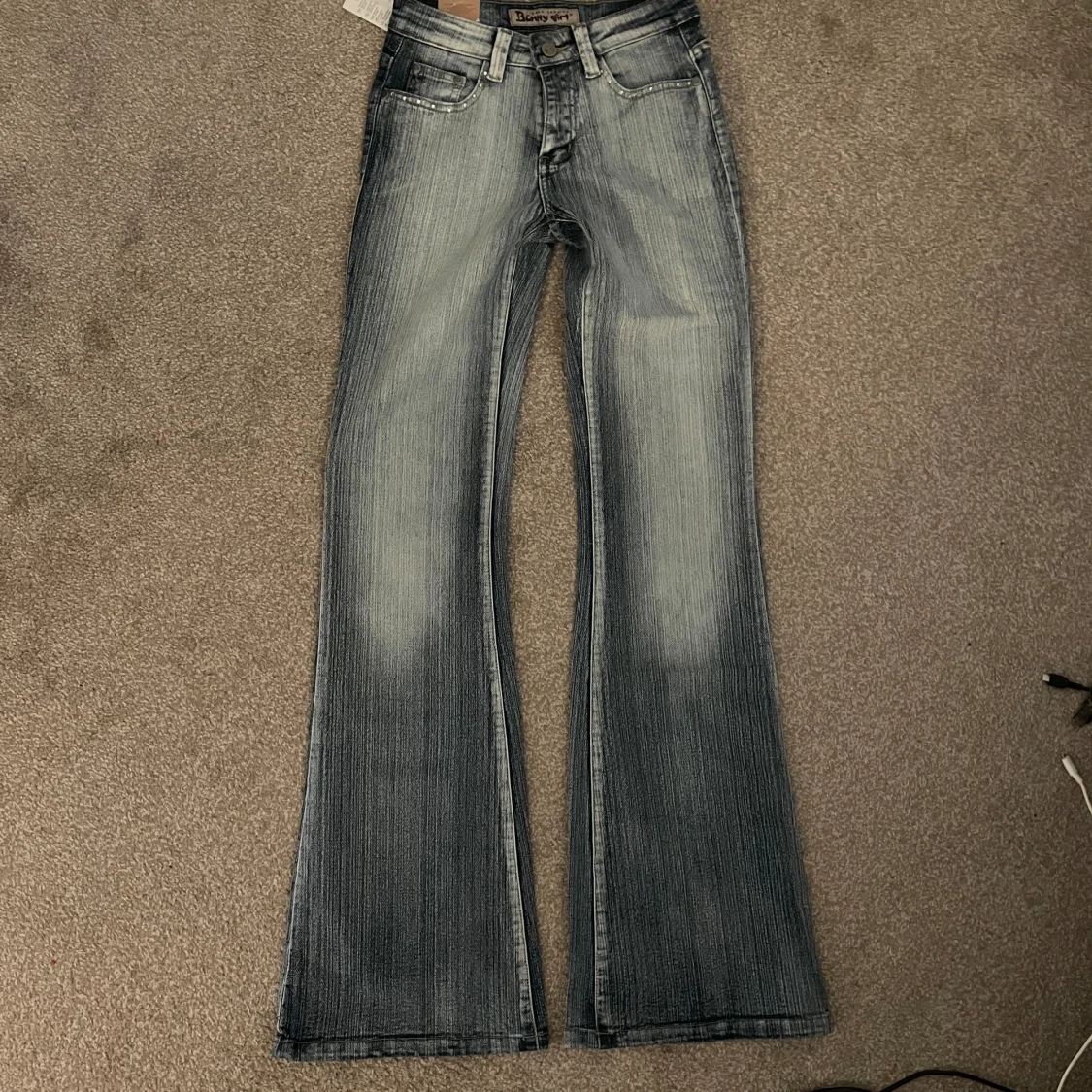 lågmidjade utsvängda jeans