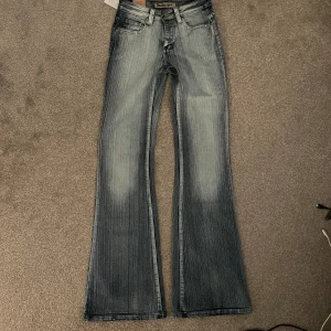 lågmidjade utsvängda jeans - Säljer helt nya, lågmidjade, utsvängda jeans med lappen kvar. Så fina detaljer och cool tvätt! Skriv vid funderingar💗💗 Innerbenslängd: 82, ytterbenslängd: 107 och midjemått: 32💗💗