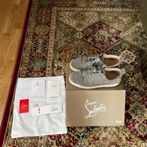 Christian Louboutin - Skicket är vad det är, därav priset. Perfekt för dig som inte vill lägga flera tusen på ett par dojor. Två av skosnörshålen är tyvärr lösa.