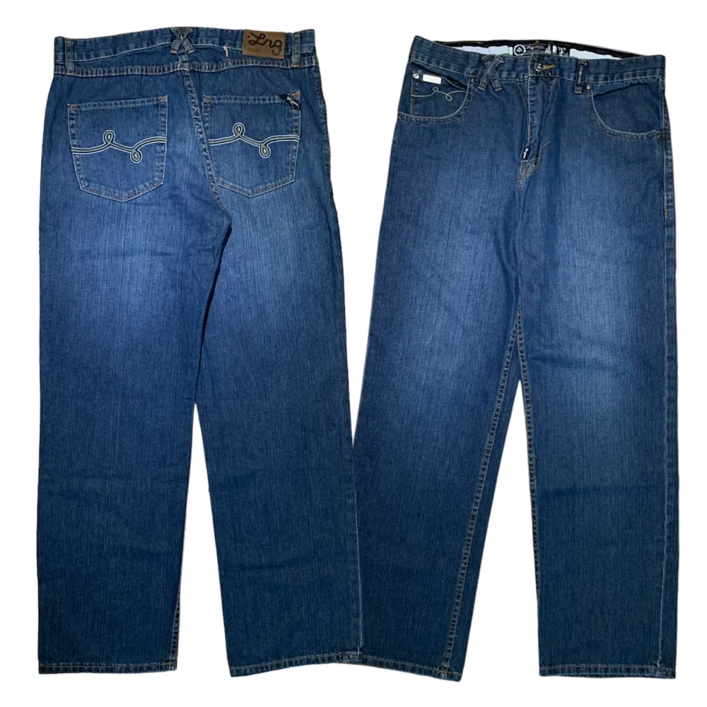 LRG Jeans, hittar ej storlek. Luktar rök. Jag på bilden är 180 cm. Mått: ytterbenslängd - 110 cm, midjemått - 45 cm, benöppning - 24 cm. Skriv för fler bilder och frågor! . Jeans & Byxor.