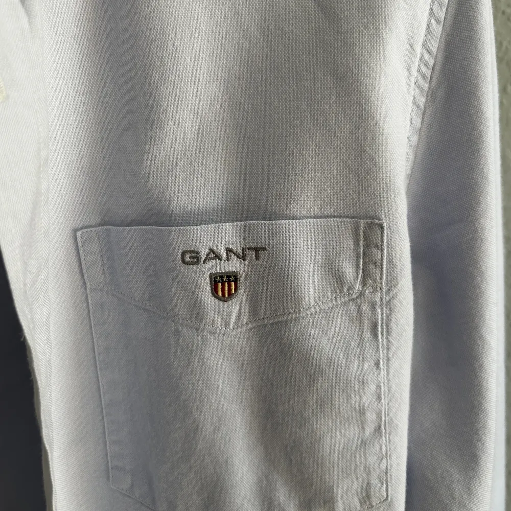 Säljer denna fräscha Gant skjorta som kommer va extremt snygg till sommaren. Står 170, sitter som XS. Skriv vid fundering! . Skjortor.