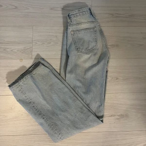 Jeans  - Mom jeans från lager 157. Dom är använda två gånger.