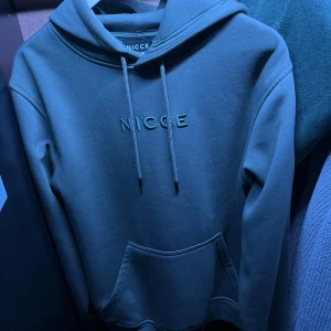 Nicce hoodie  - Oanvänd vill bli av med den snabbt