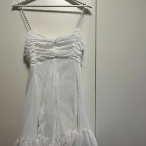 Jätte söt vit klänning  Passar perfekt som studentklänning eller en varm sommardag  Helt ny, prislappen kvar 