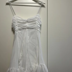 Klänning  - Jätte söt vit klänning  Passar perfekt som studentklänning eller en varm sommardag  Helt ny, prislappen kvar 
