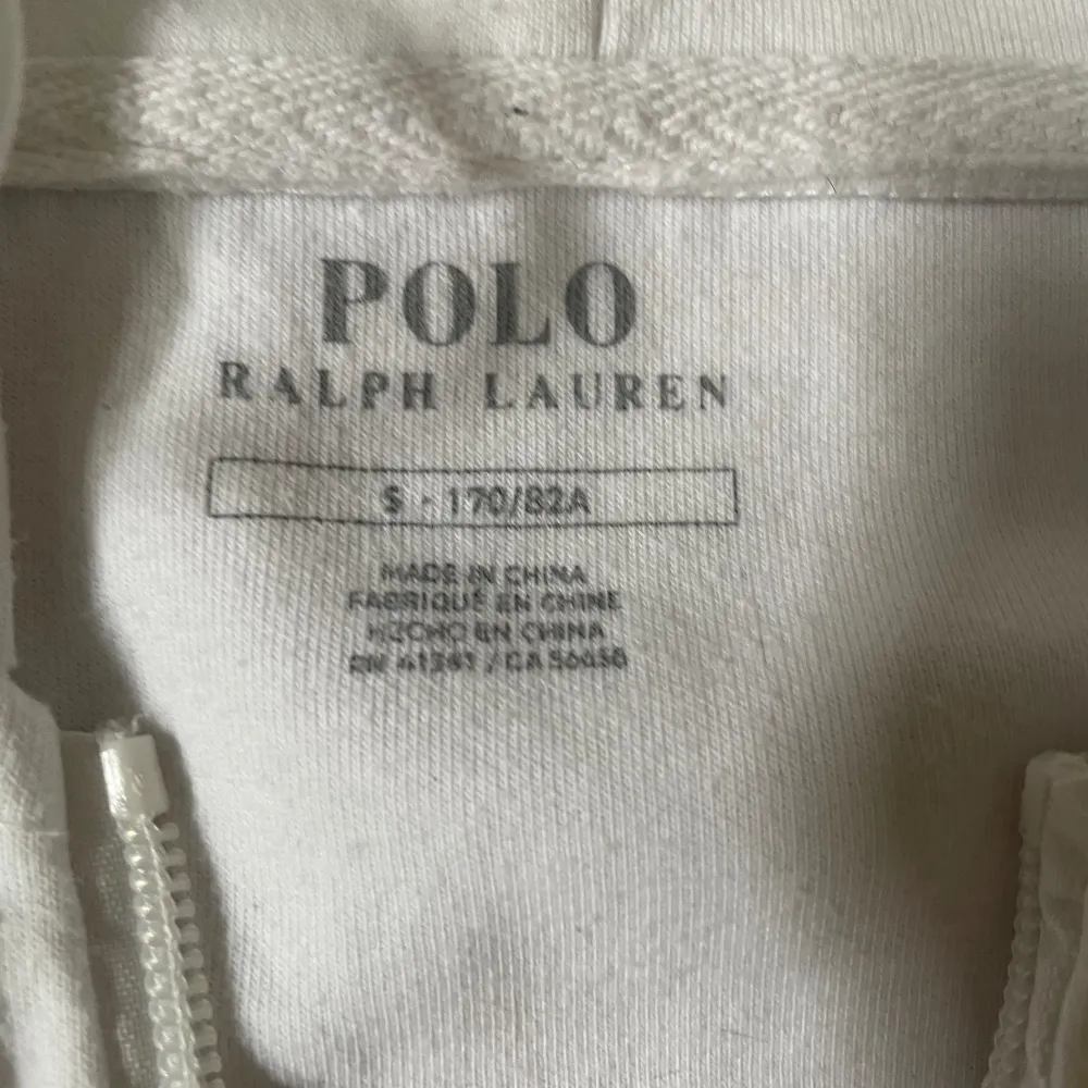 En otroligt snygg Ralph Lauren zip hoodie som är perfekt till vår och sommar. Väldigt bra skick, nypris 2100 mitt pris 549, pris kan diskuteras!. Hoodies.