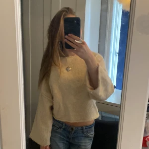 Tröja - Säljer denna stickade tröja från Zara eftersom den inte kommer till användning, pris kan diskuteras! Skriv priv för frågor💕💕