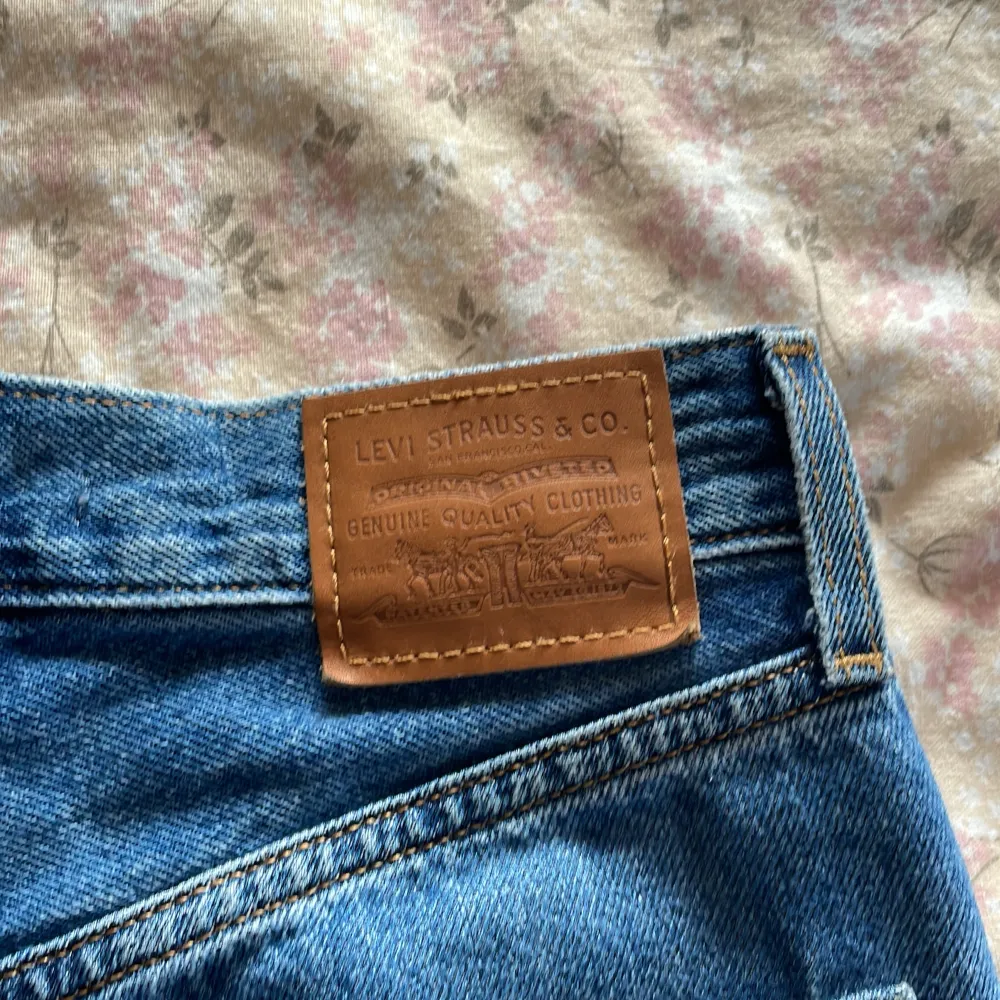 Supersnygga jeans från Levis i modellen High Loose. Storlek 24, sitter som en S 💕 sparsamt använda . Jeans & Byxor.