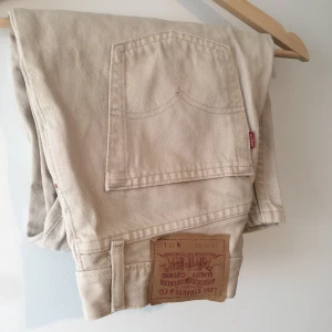 Levis Jeans - Beiga Levis jeans köpte secondhand! Insydda i midjan, 71 cm runt om men går då att lägga till 6 cm.