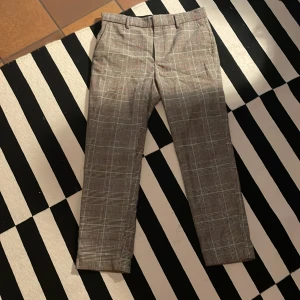 Weekday kostymbyxor - Säljer mina rutiga kostymbyxor pga att de ej kommer till användning längre. Bara använda ett fåtal gånger, perfekt skick. Pris kan diskuteras.