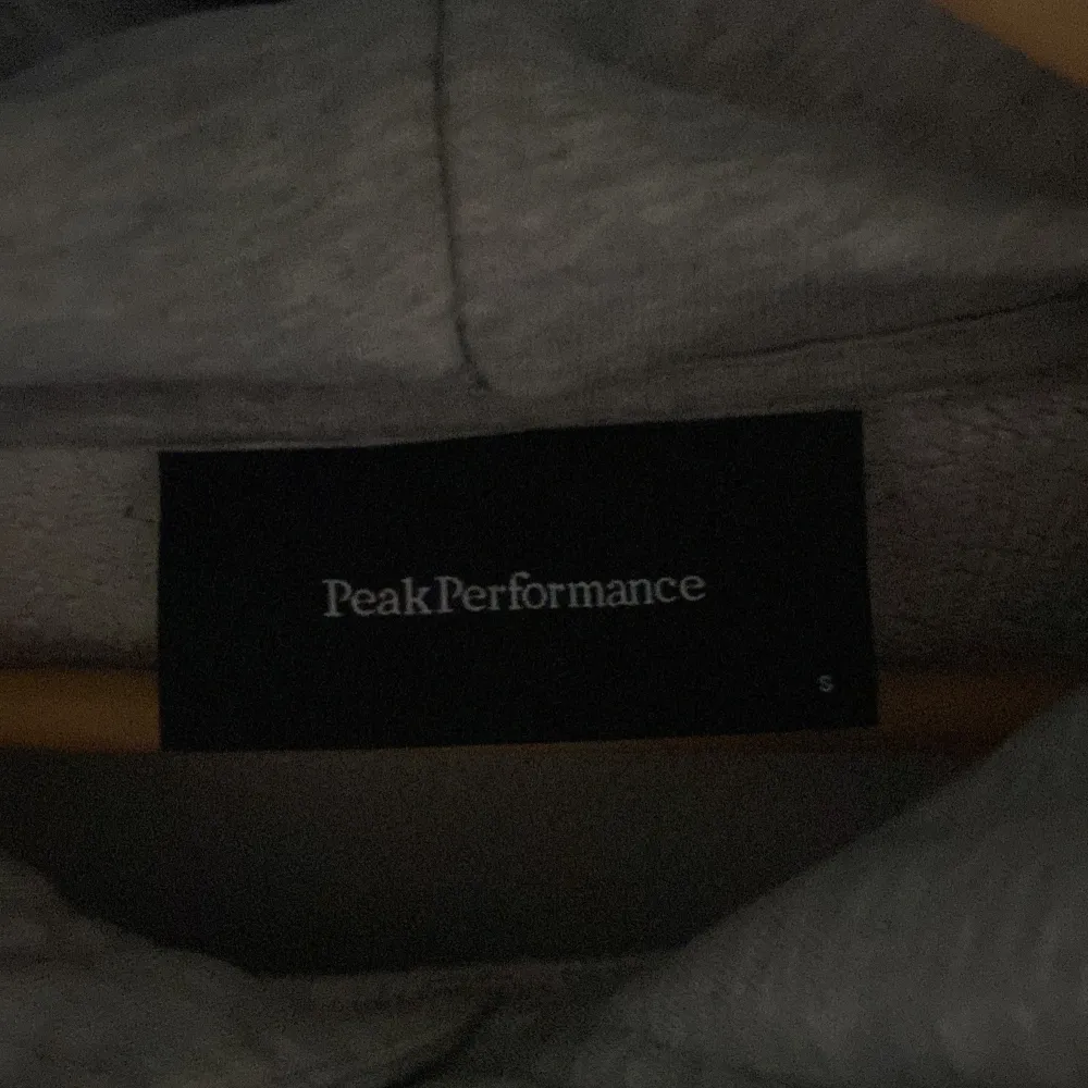 Skön hooide från Peak performance för bra pris 👌🔥. Hoodies.