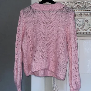 stickad tröja  - rosa stickad tröja i storlek S men passar nog M