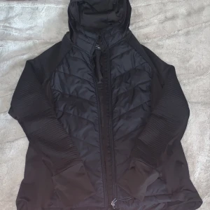 Vårjacka  - Perfekt tunn jacka till våren, använd ett fåtal gånger men syns inte. Storlek L men skulle passa M också💗