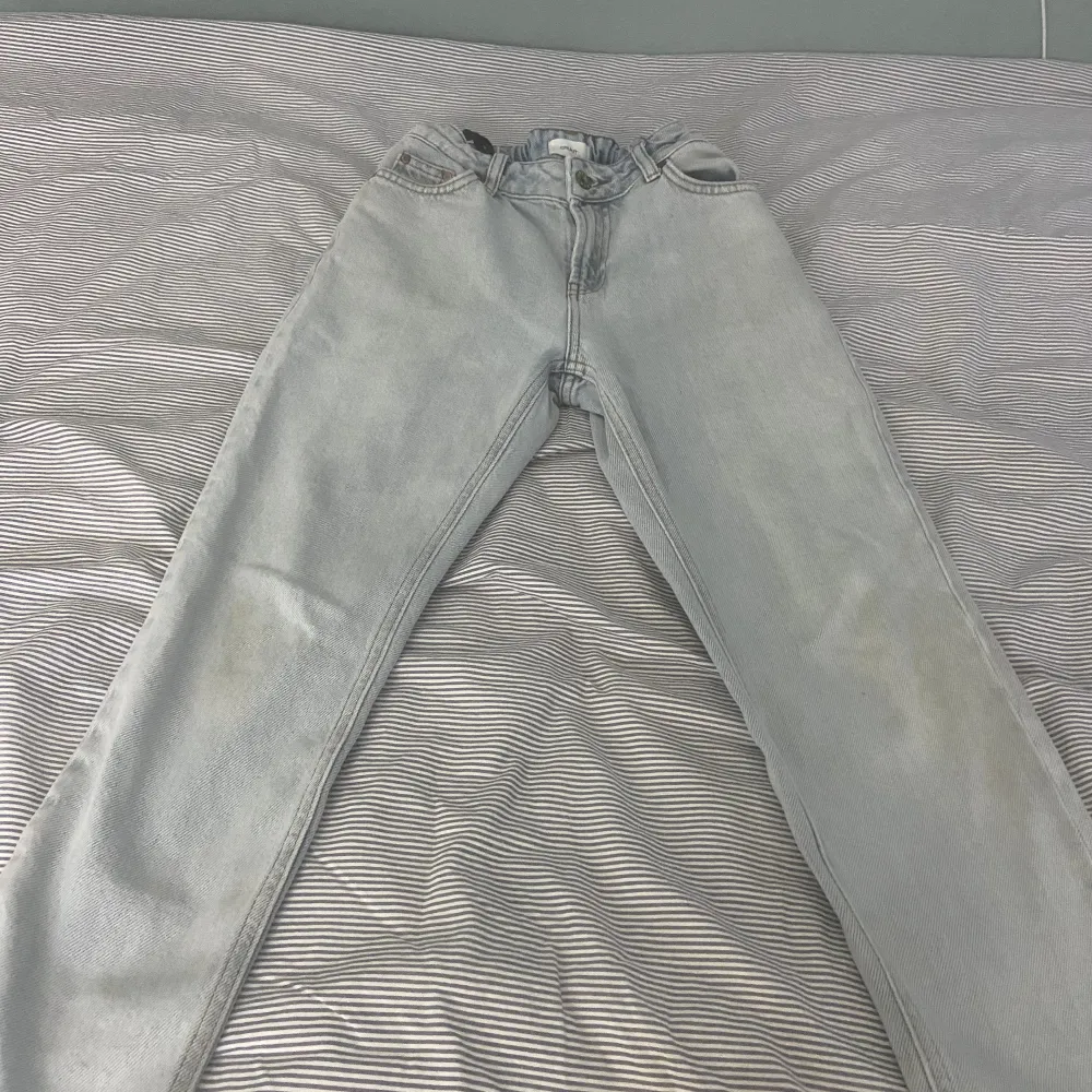 Jag säljer mina skit snygga grunt jeans pågrund av att dom e för små.  Skick:5/10 lite fläckar. . Jeans & Byxor.