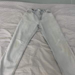 Jag säljer mina skit snygga grunt jeans pågrund av att dom e för små.  Skick:5/10 lite fläckar. 