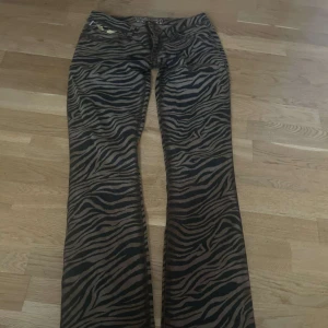 Vintage jeans  - säljer mina jeans från 2000-talet de är i dåligt skick men jag har lagt till ett foto slitage det visar en reva i jeansen men det är lätt att fixa jag säljer dem för att de inte passar mej, storlek är 26 men passar bara  24-25
