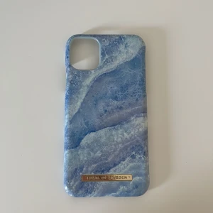 Mobilskal - Ett jätte gulligt och somrigt mobilskal från ideal of sweden💕☀️den passar iPhone 11. Fint skick! Ny pris 350kr men går inte att köpa längre💗